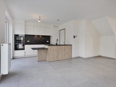 Lege nieuwbouwwoning met open keuken en strak witte wanden