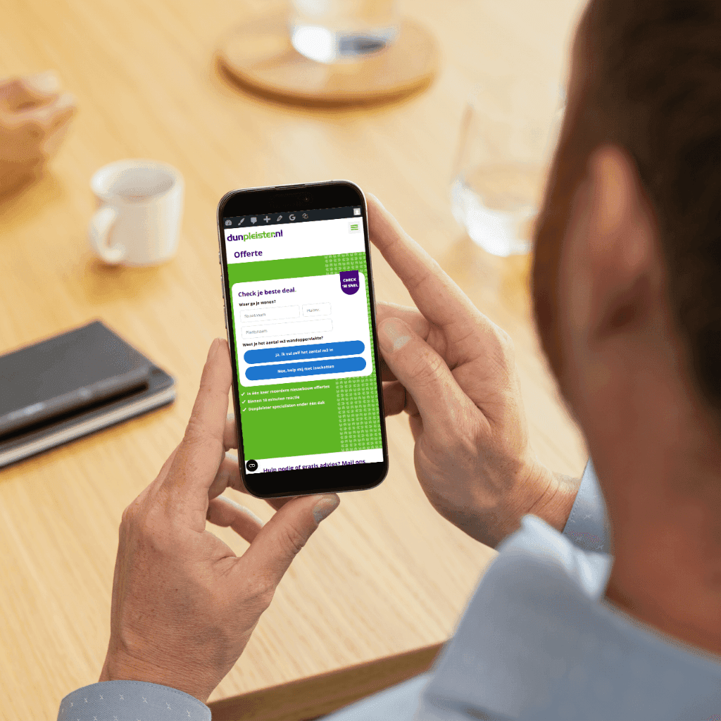 Man vult op zijn telefoon het offerteformulier van Dunpleister.nl in