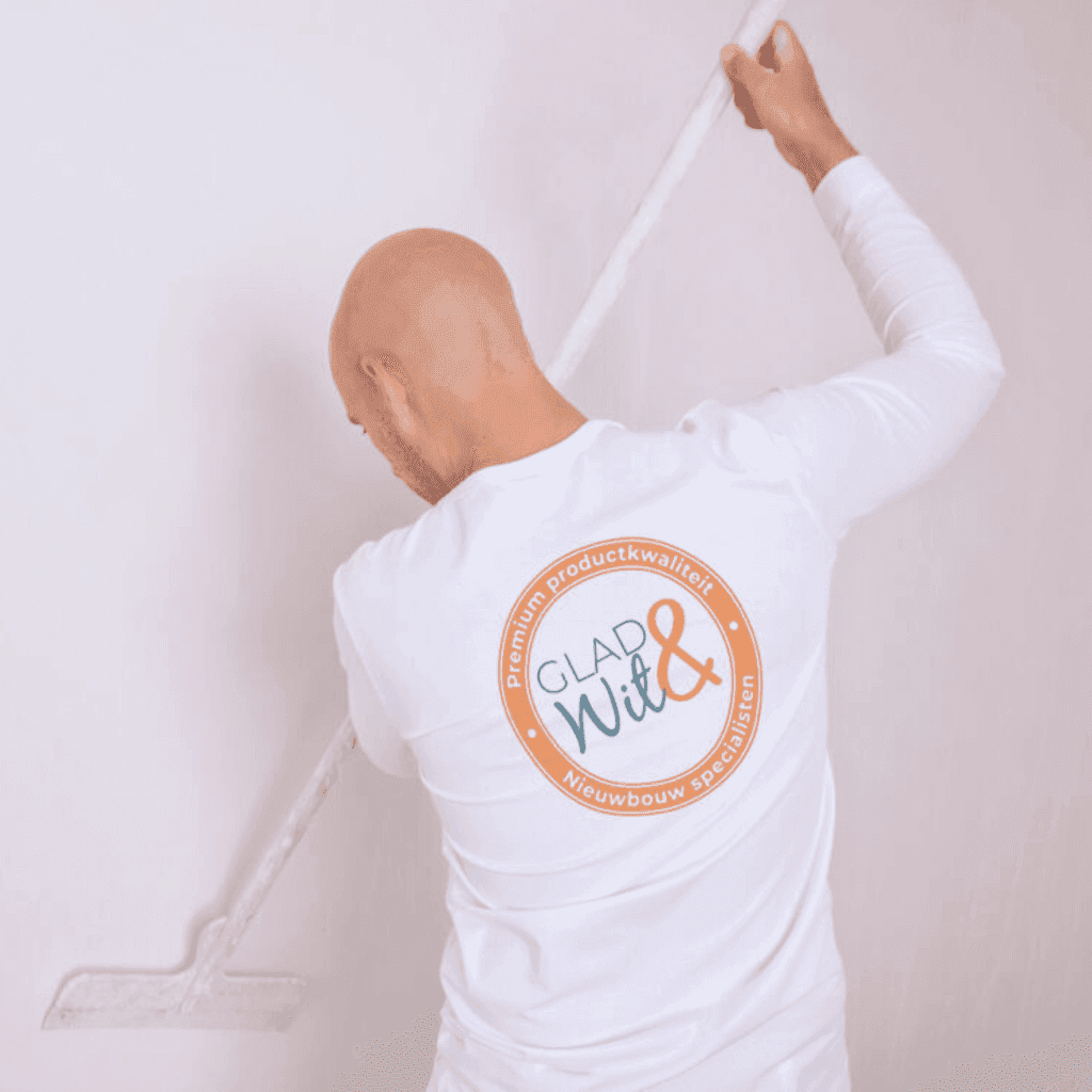 Stukadoor werkt een witte wand glad af met een spatel