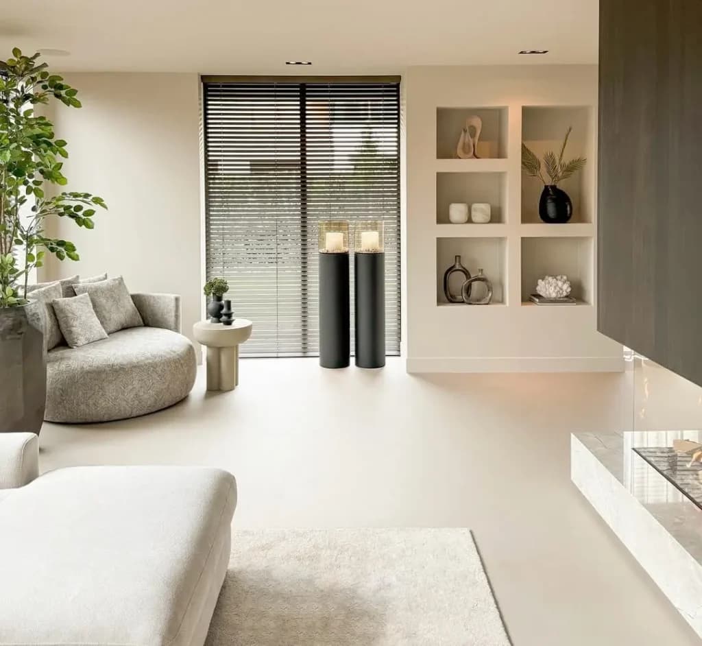Lichte gietvloer met coating in een moderne woonkamer